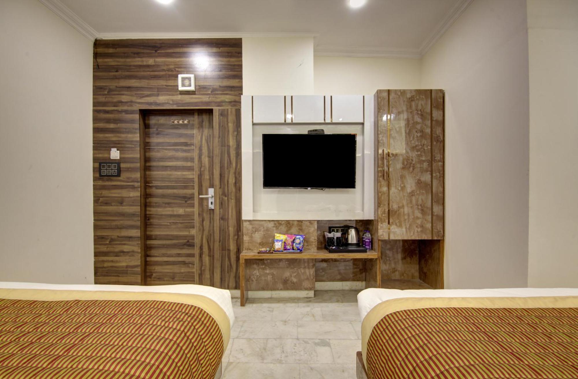 Bless Inn - Near Connaught Place Ню Делхи Екстериор снимка