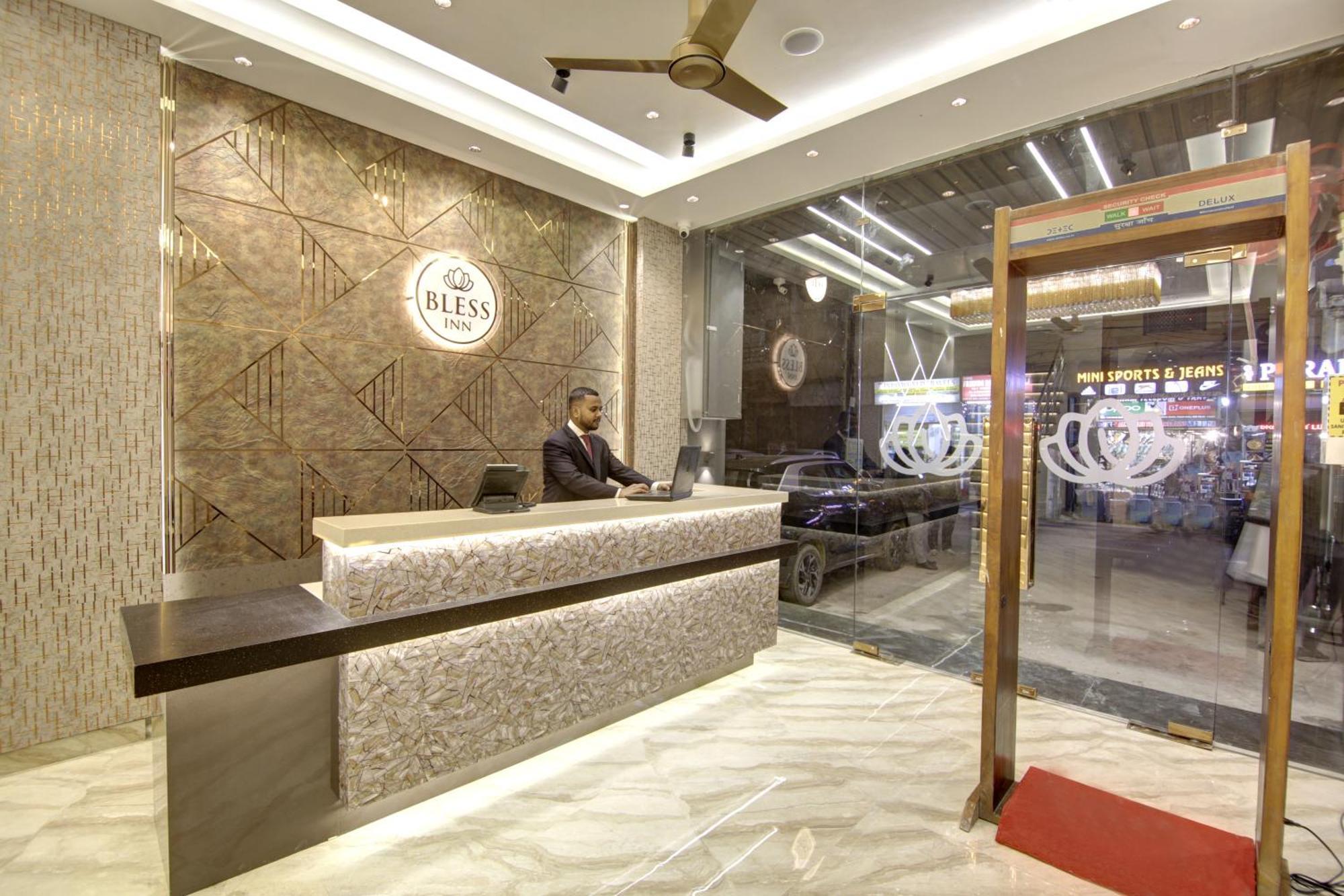 Bless Inn - Near Connaught Place Ню Делхи Екстериор снимка