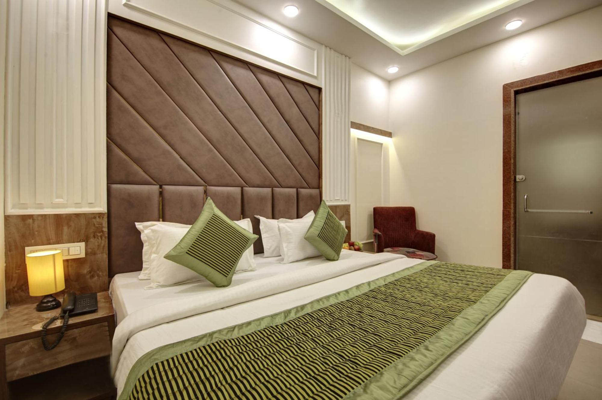 Bless Inn - Near Connaught Place Ню Делхи Екстериор снимка
