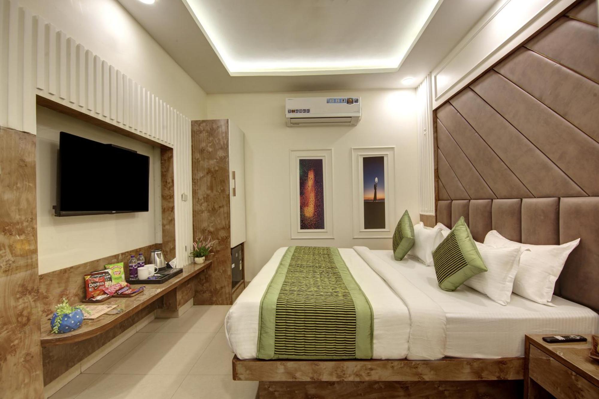 Bless Inn - Near Connaught Place Ню Делхи Екстериор снимка