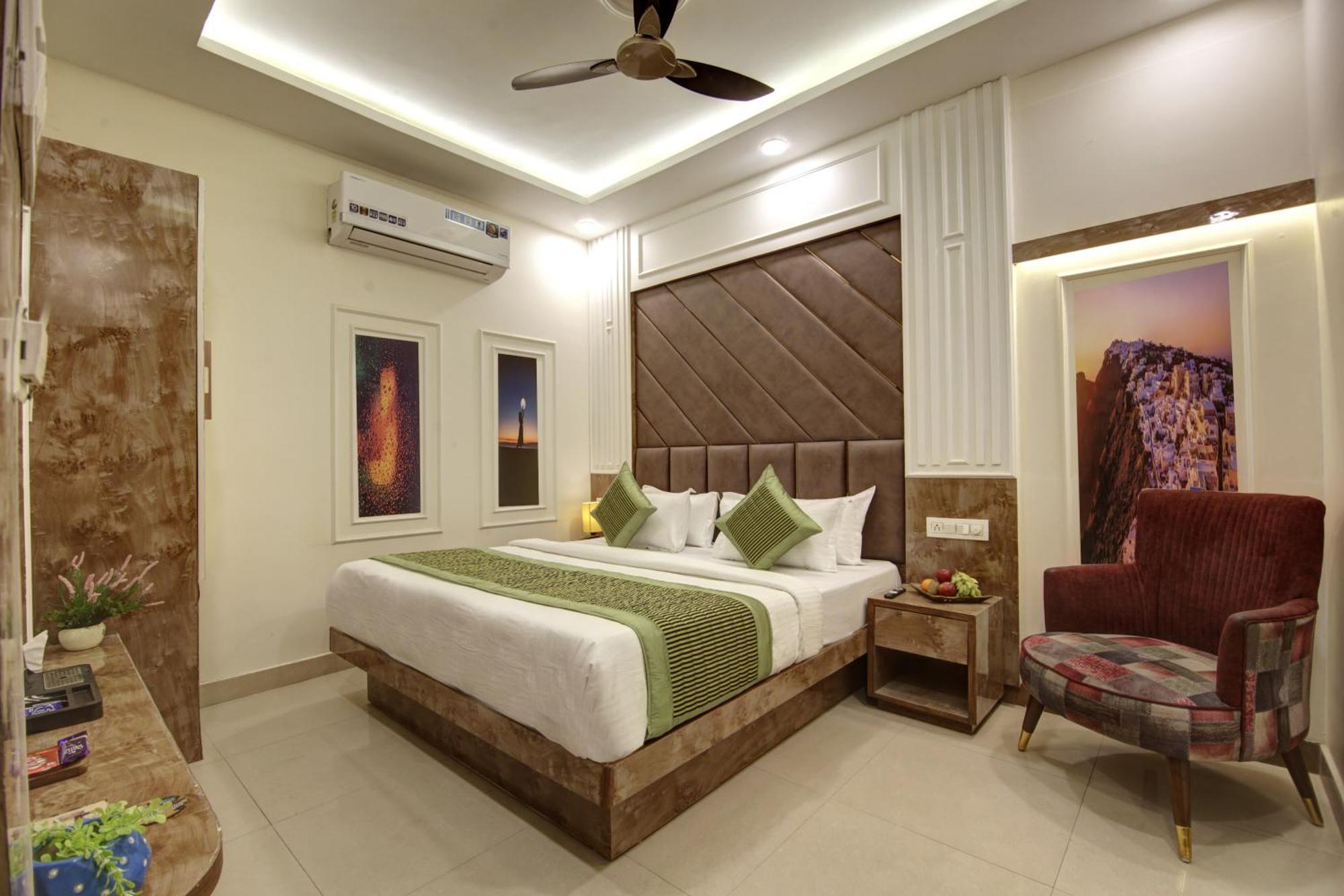 Bless Inn - Near Connaught Place Ню Делхи Екстериор снимка