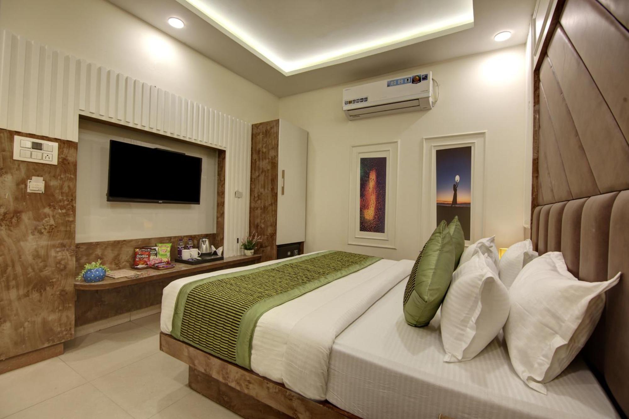 Bless Inn - Near Connaught Place Ню Делхи Екстериор снимка