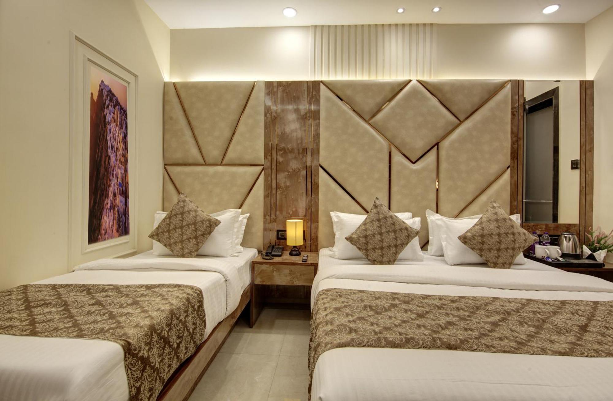 Bless Inn - Near Connaught Place Ню Делхи Екстериор снимка