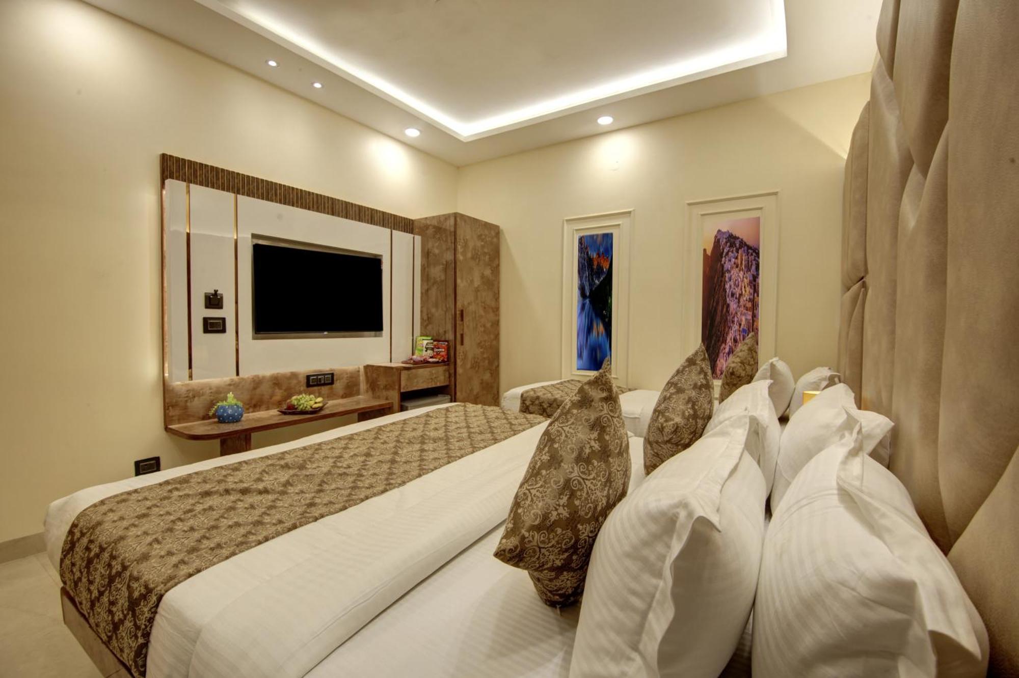 Bless Inn - Near Connaught Place Ню Делхи Екстериор снимка