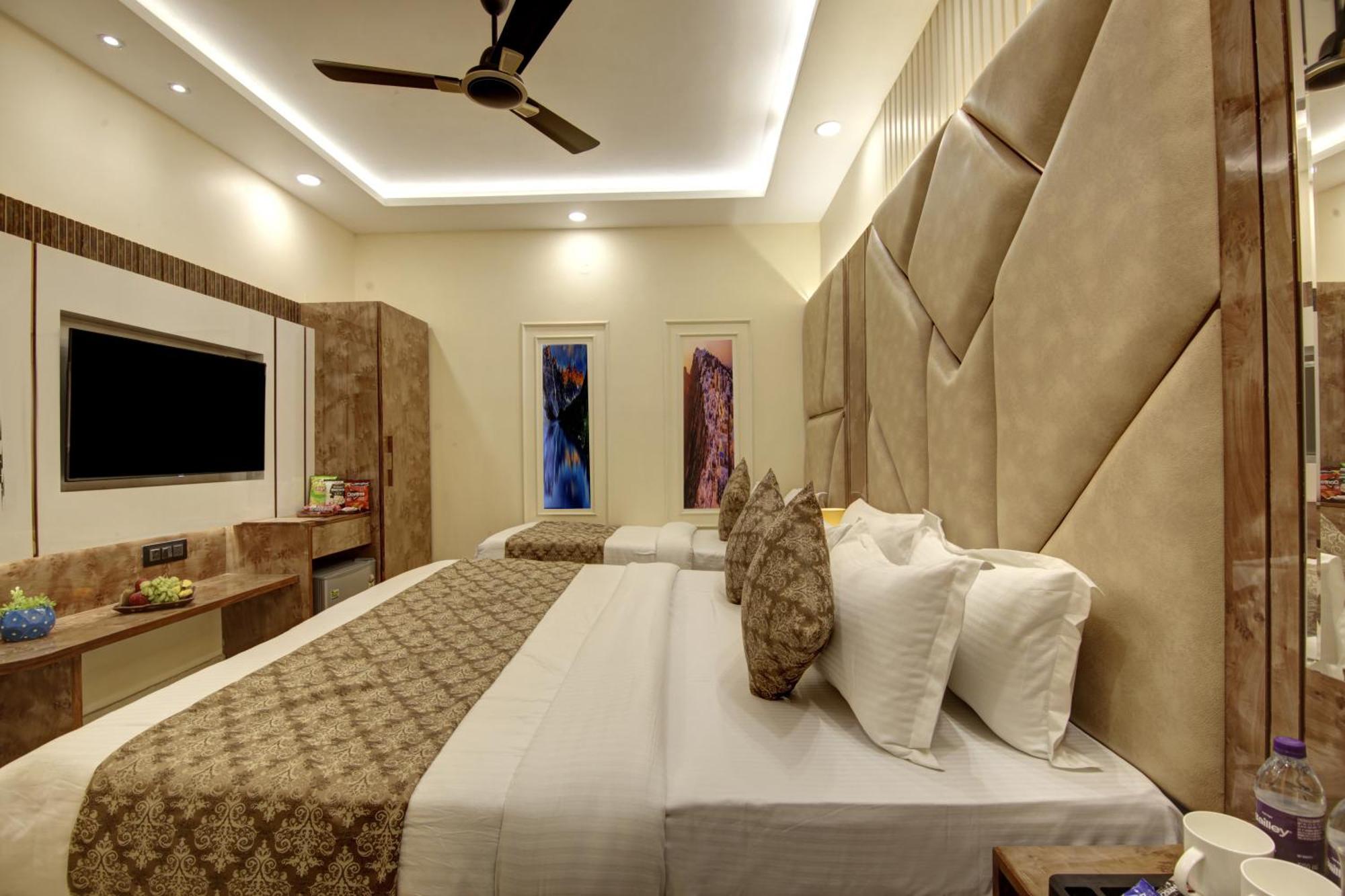 Bless Inn - Near Connaught Place Ню Делхи Екстериор снимка