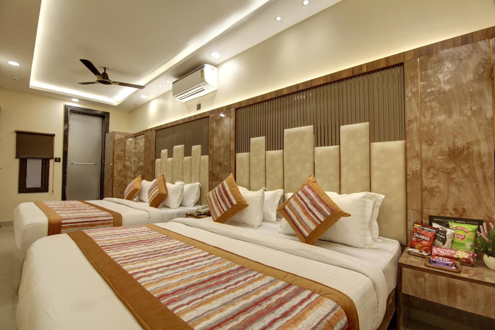 Bless Inn - Near Connaught Place Ню Делхи Екстериор снимка