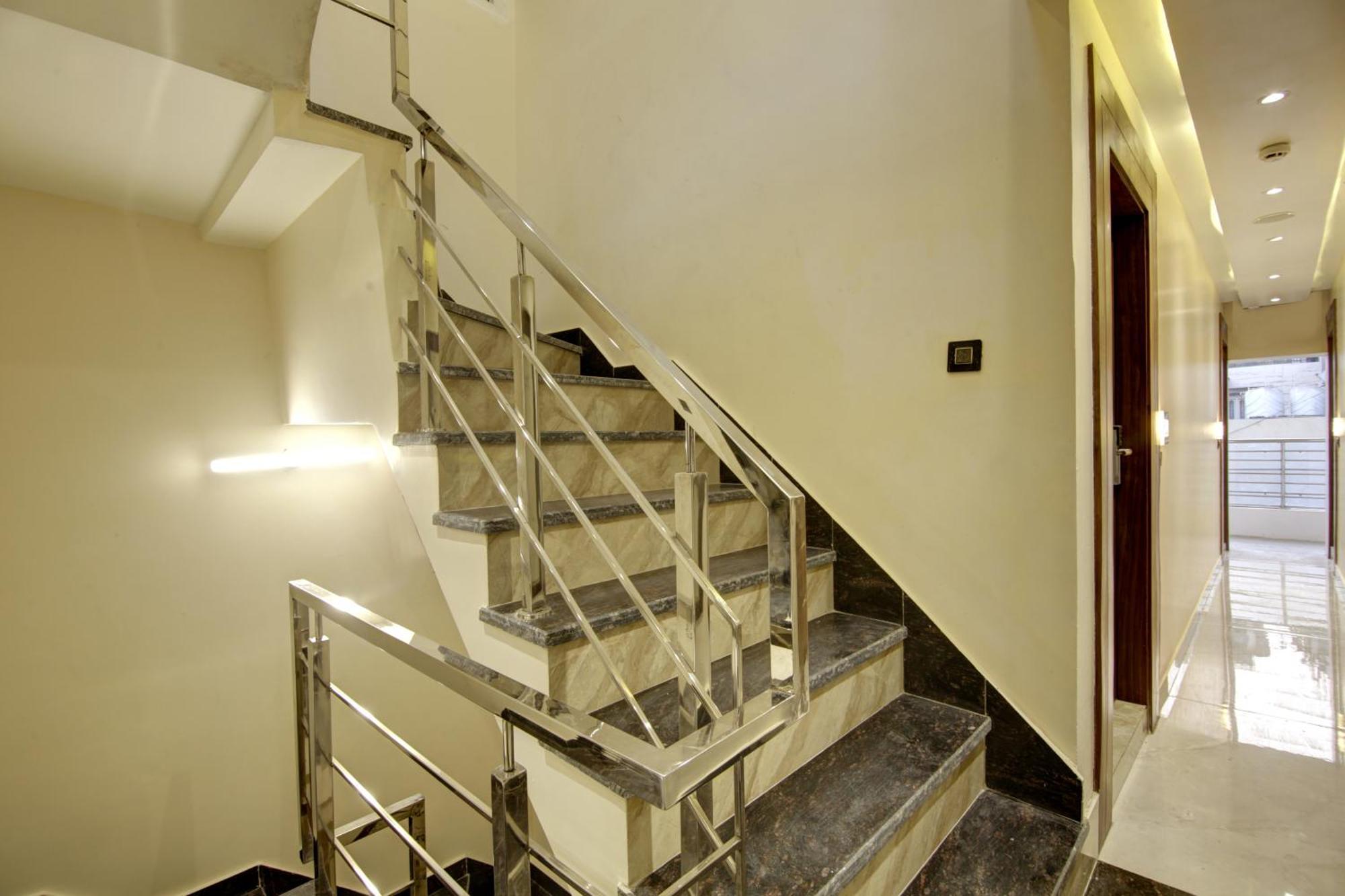 Bless Inn - Near Connaught Place Ню Делхи Екстериор снимка