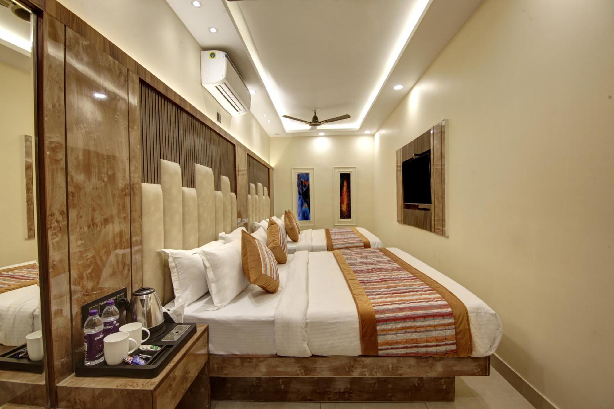 Bless Inn - Near Connaught Place Ню Делхи Екстериор снимка