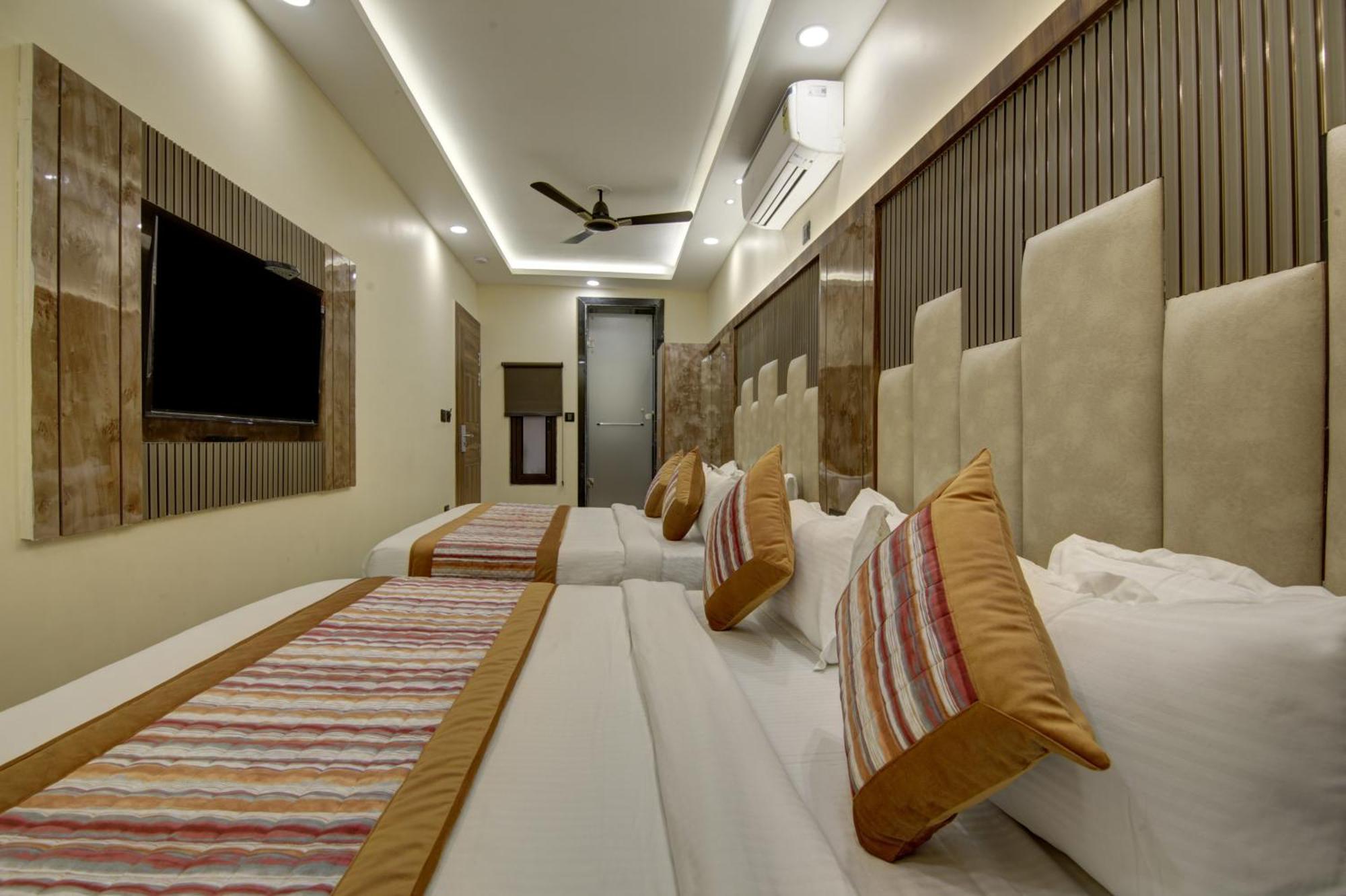 Bless Inn - Near Connaught Place Ню Делхи Екстериор снимка