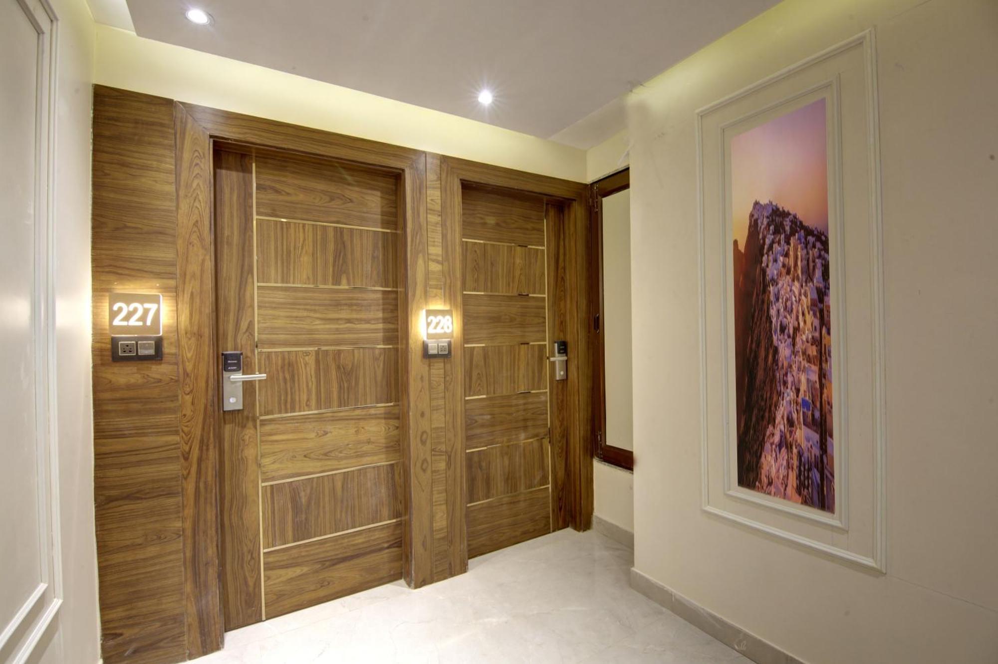Bless Inn - Near Connaught Place Ню Делхи Екстериор снимка