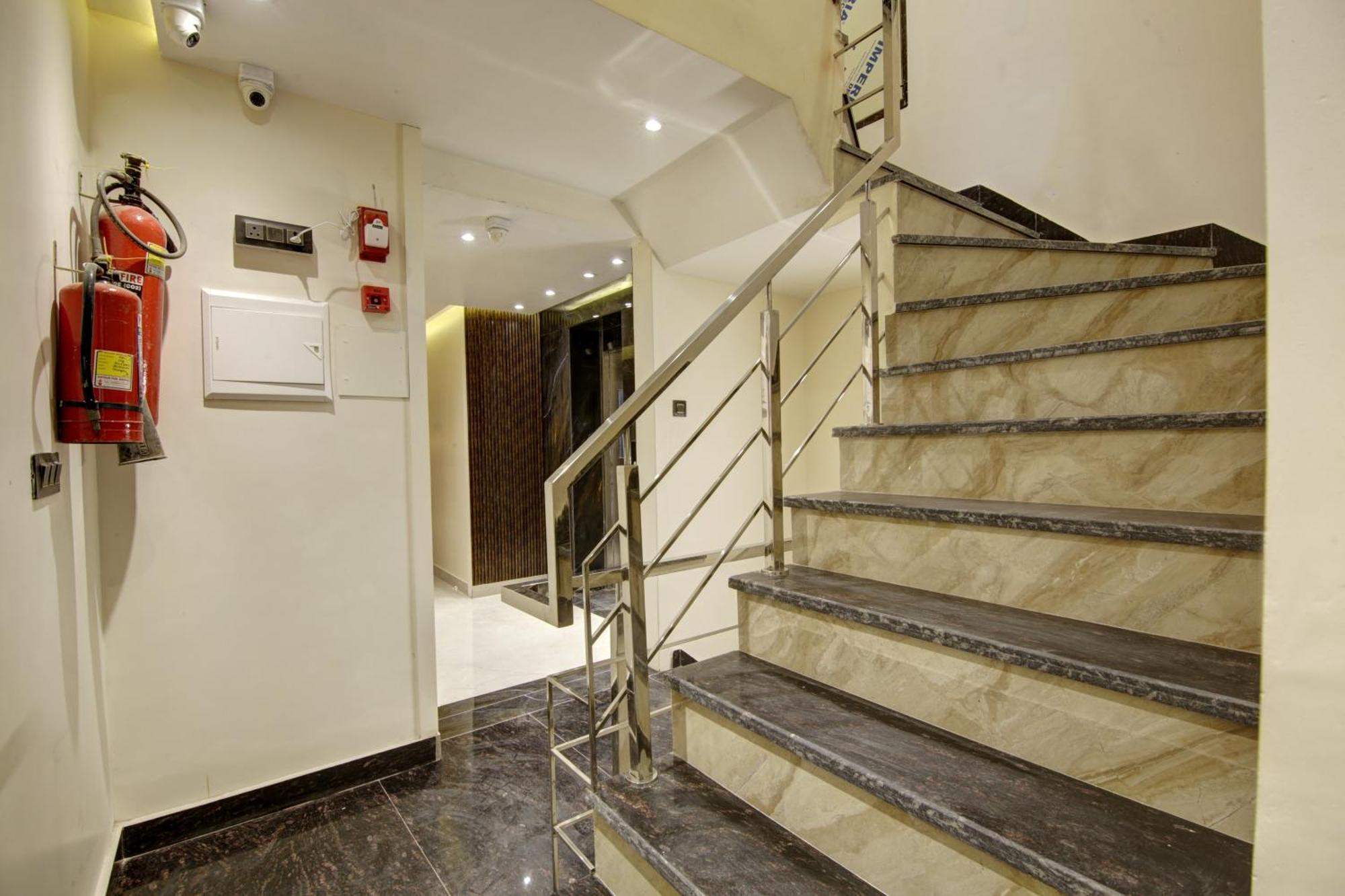Bless Inn - Near Connaught Place Ню Делхи Екстериор снимка