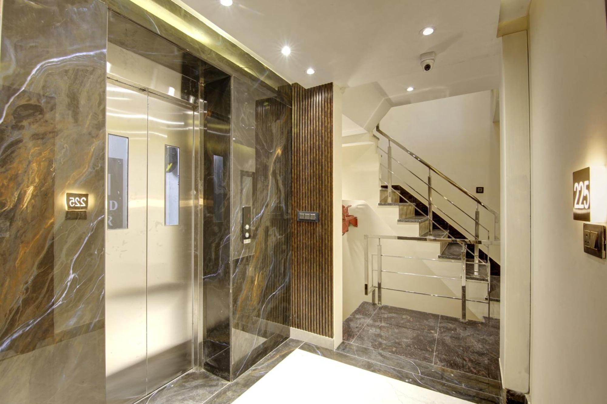Bless Inn - Near Connaught Place Ню Делхи Екстериор снимка