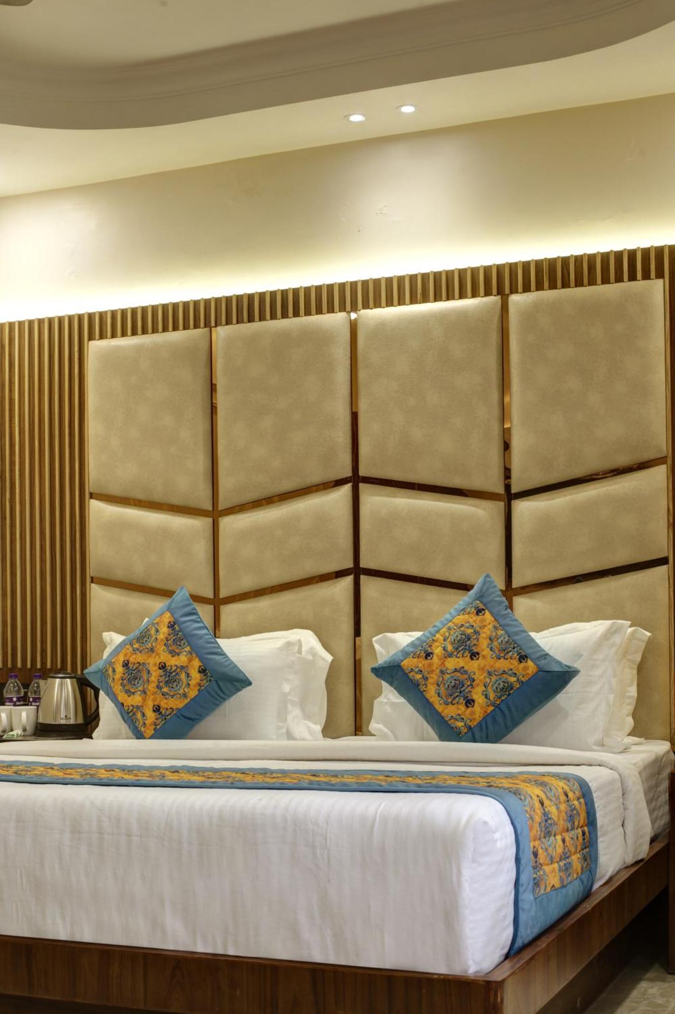 Bless Inn - Near Connaught Place Ню Делхи Екстериор снимка