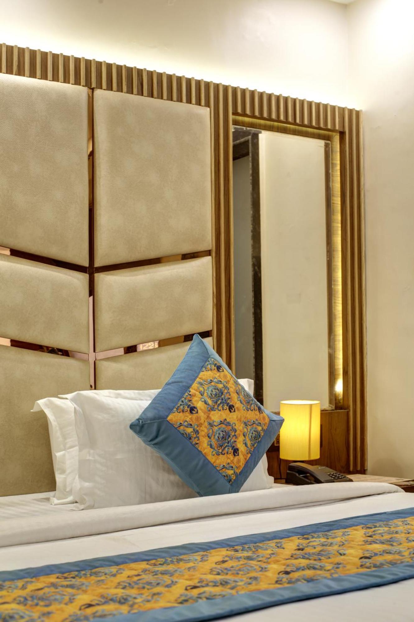 Bless Inn - Near Connaught Place Ню Делхи Екстериор снимка