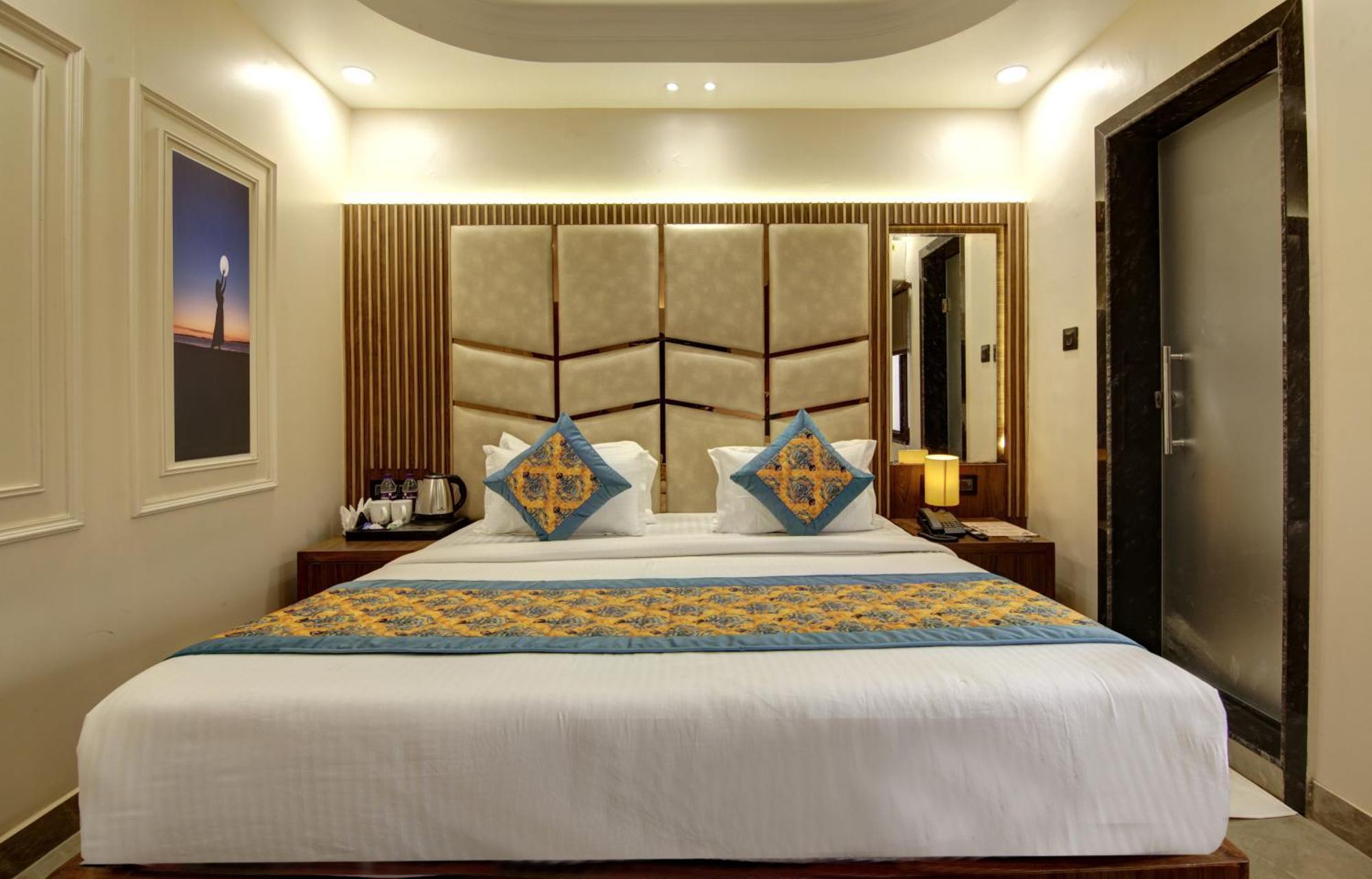 Bless Inn - Near Connaught Place Ню Делхи Екстериор снимка