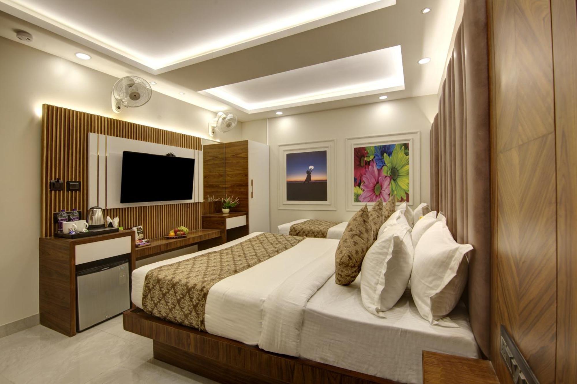 Bless Inn - Near Connaught Place Ню Делхи Екстериор снимка