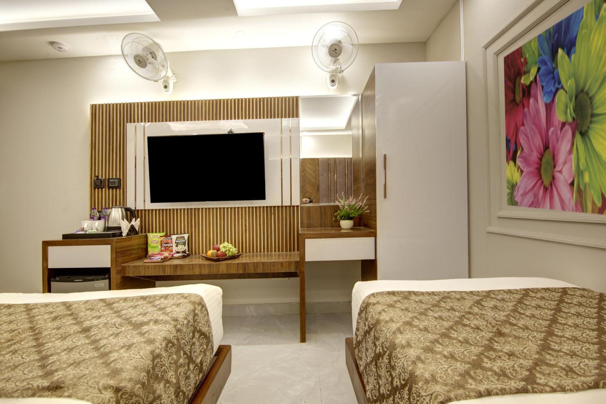 Bless Inn - Near Connaught Place Ню Делхи Екстериор снимка