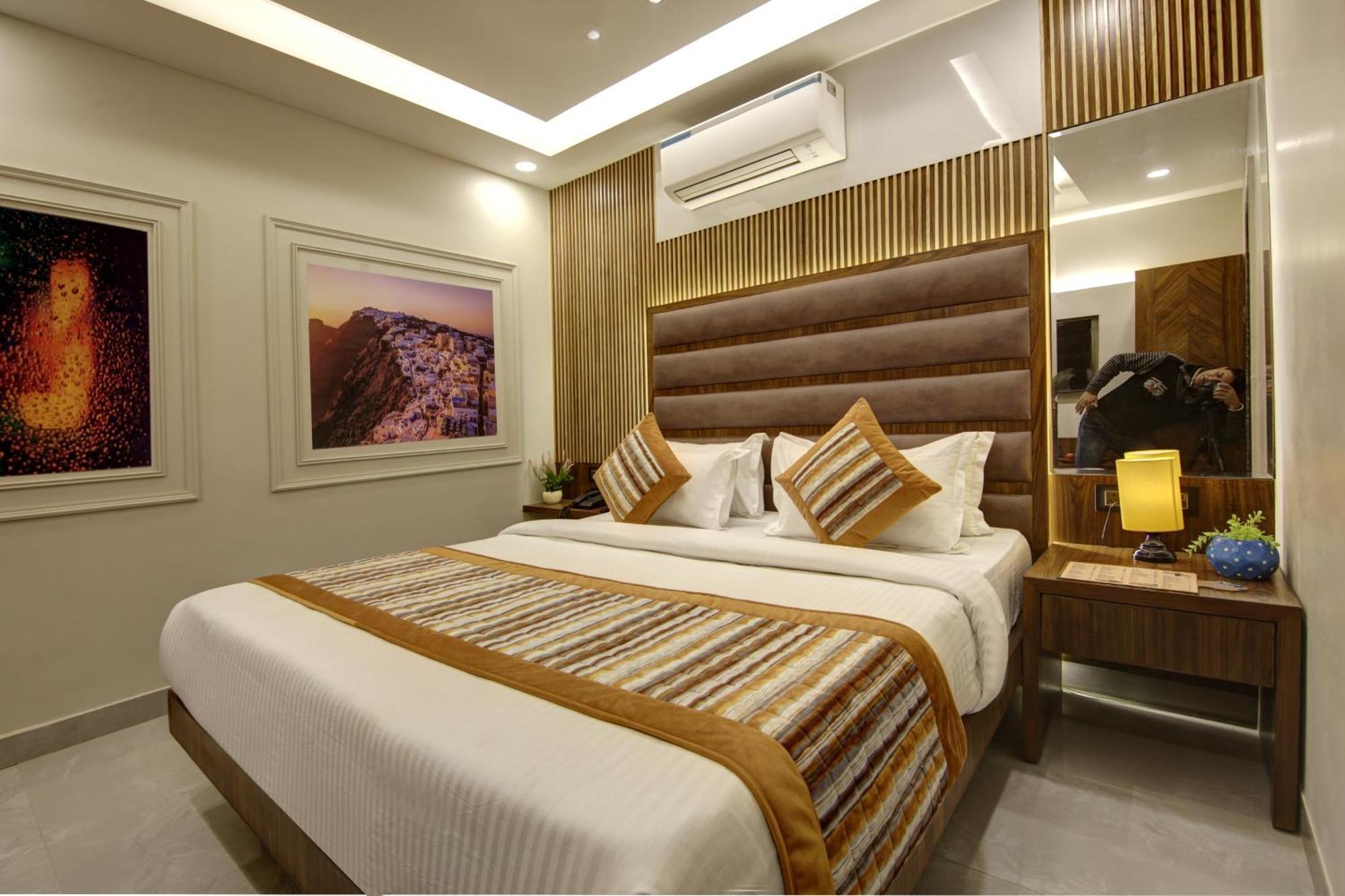 Bless Inn - Near Connaught Place Ню Делхи Екстериор снимка