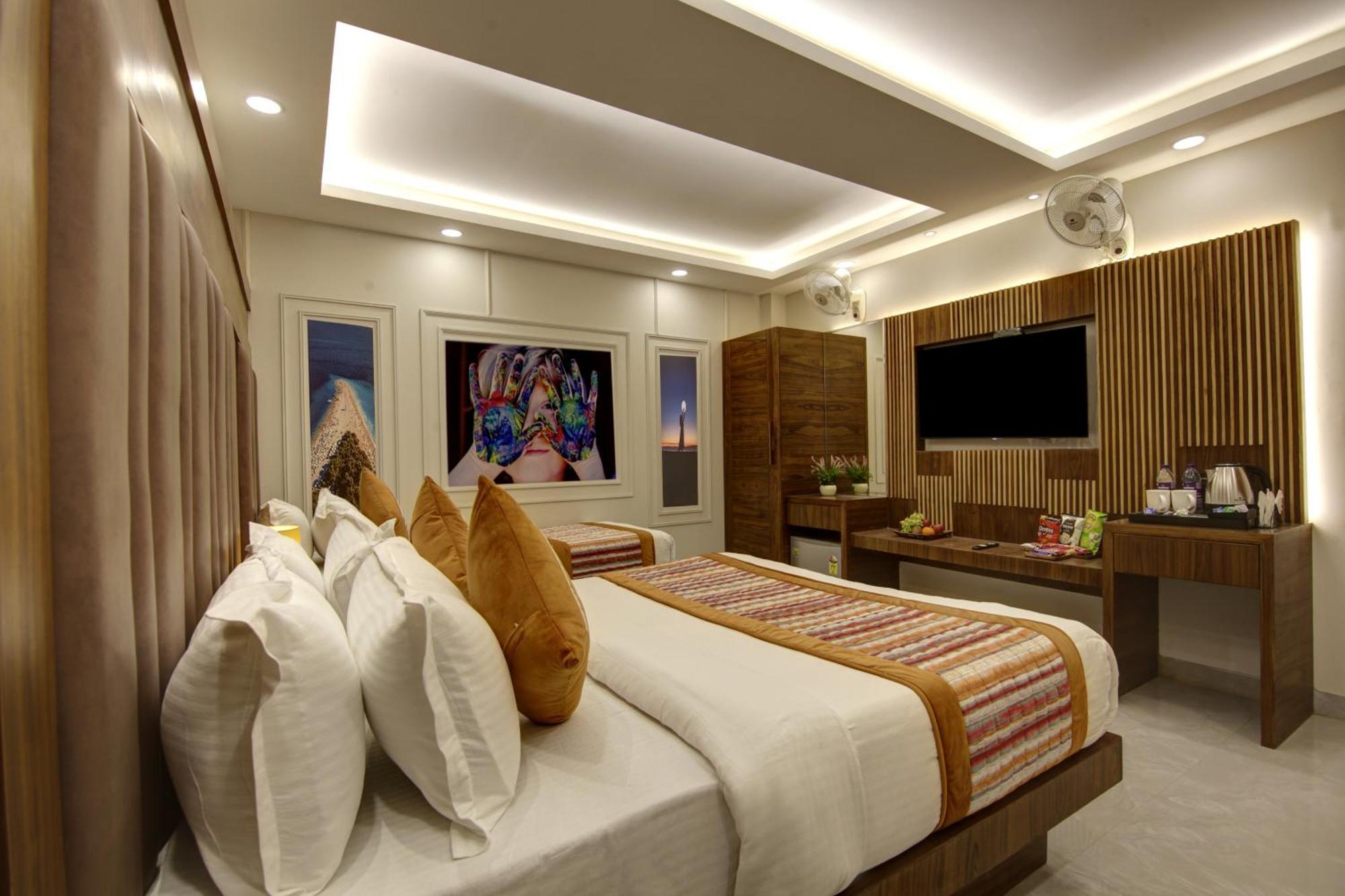 Bless Inn - Near Connaught Place Ню Делхи Екстериор снимка